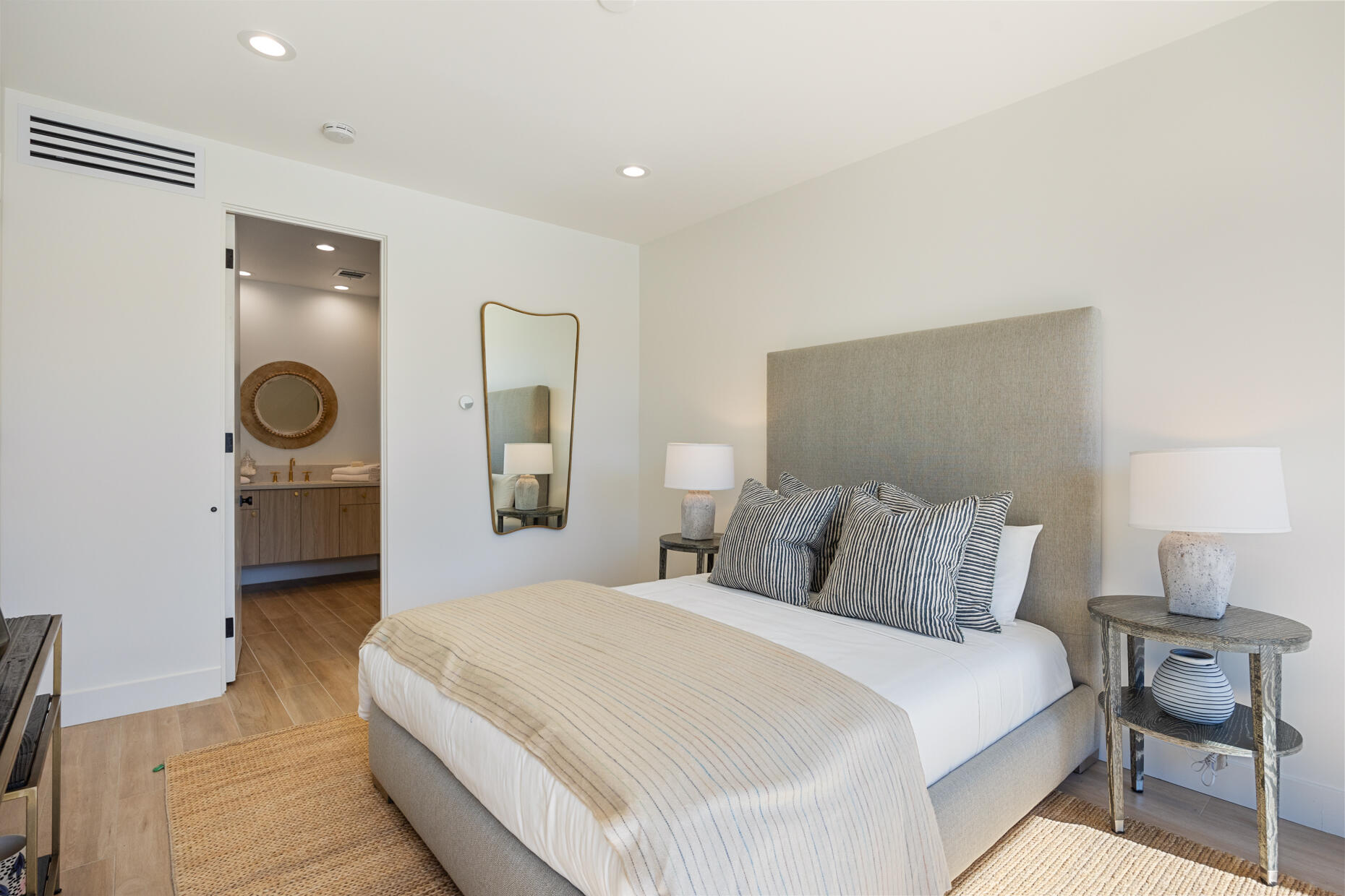 45560 Williams Road Indian Wells, CA 92210 - Photo 50 of 60 a bedroom with a bed and a lamp