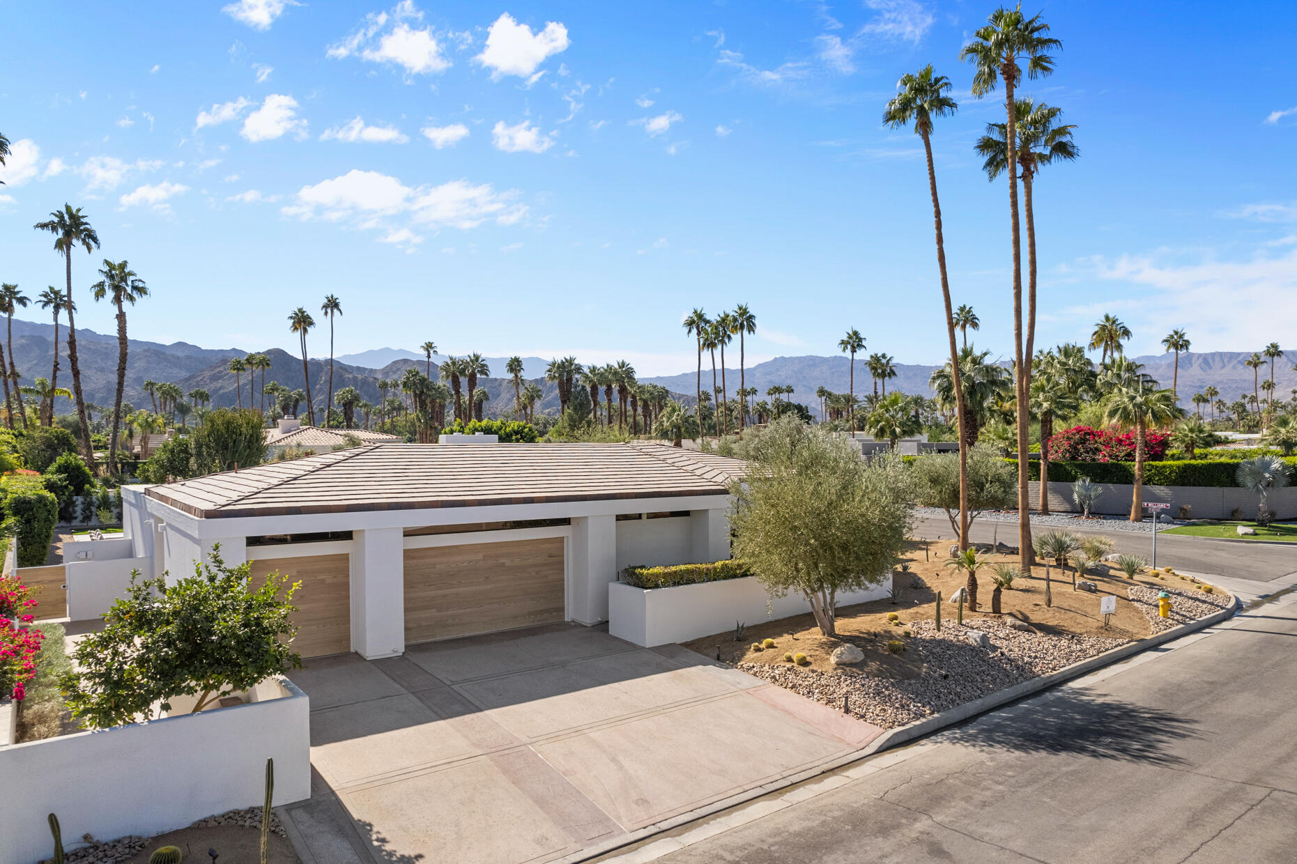 45560 Williams Road Indian Wells, CA 92210 - Photo 56 of 60 a front view of a house with a garden