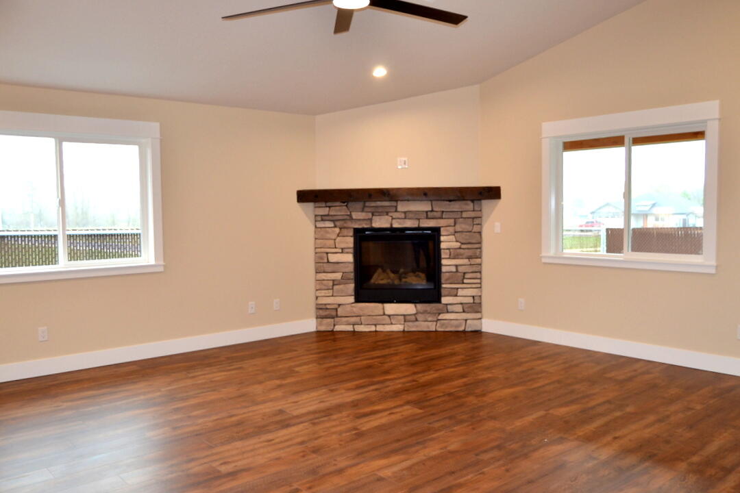 190 Southwest Rock Gulch Road Grants Pass, OR 97527 - Photo 9 of 30 Living room gas fireplace