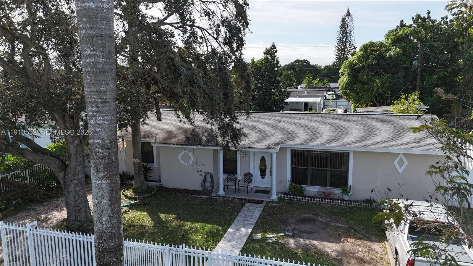 a view of a yard in front of house