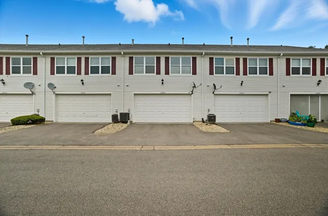 $2,450 | 2486 Georgetown Circle, Aurora, IL 60503