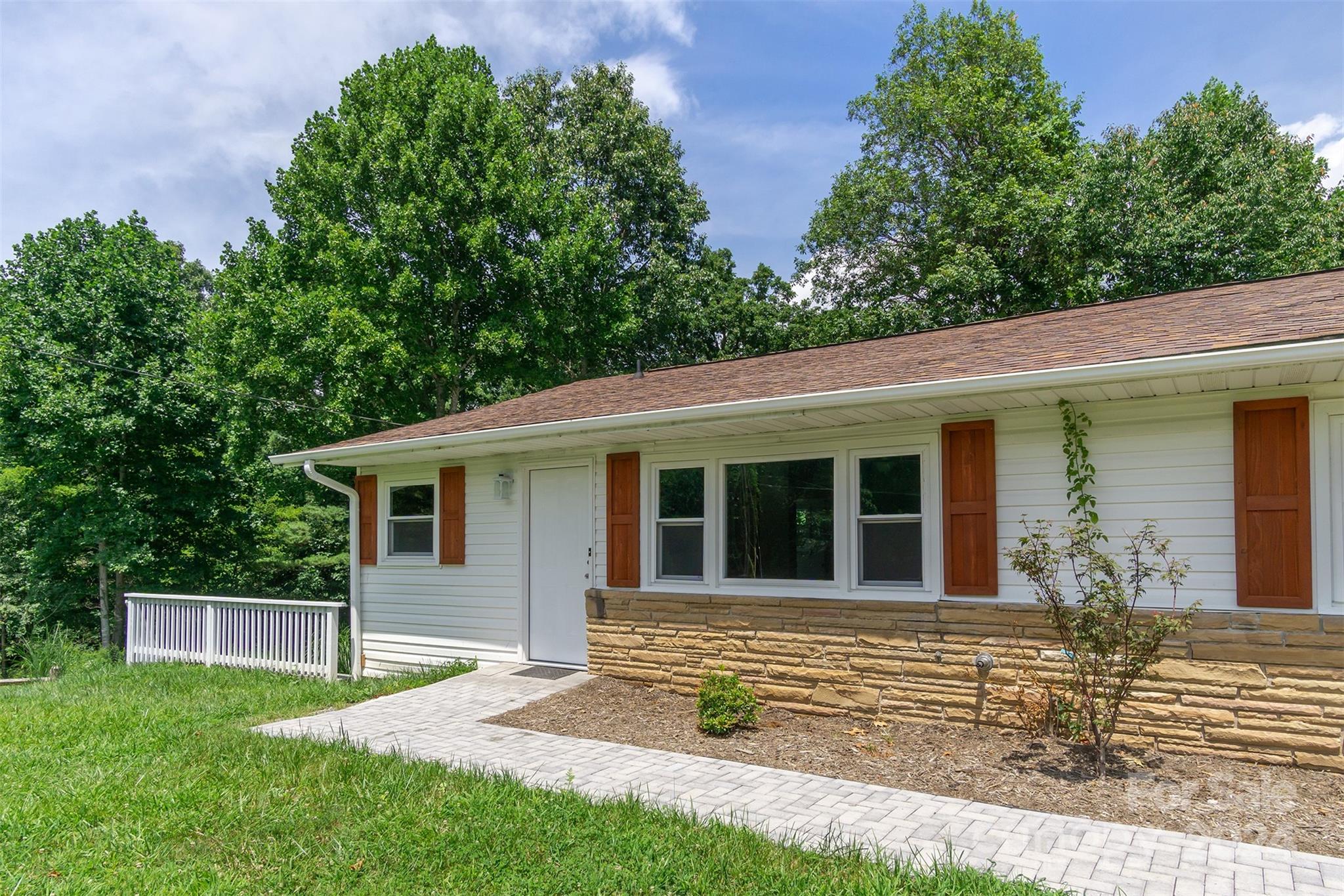 468 Deer Park Lake Road Spruce Pine, NC 28777 - Photo 33 of 46 front view of a house with a yard