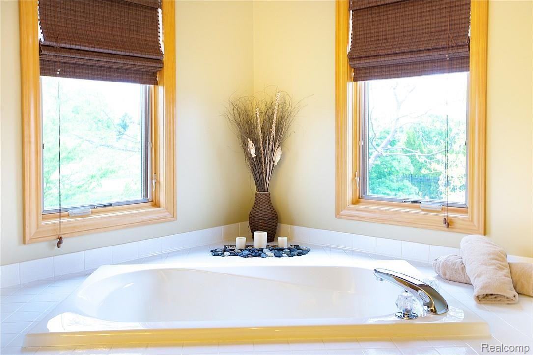 1662 Farnborough Drive Rochester, MI 48307 - Photo 48 of 52 1662farnborough27.jpg