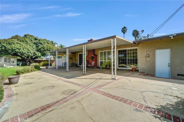 a view of a house with backyard and porch