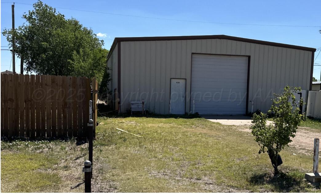 Dumas Sfh Bundle Dumas, TX 79029 - Photo 3 of 9 a backyard of a house
