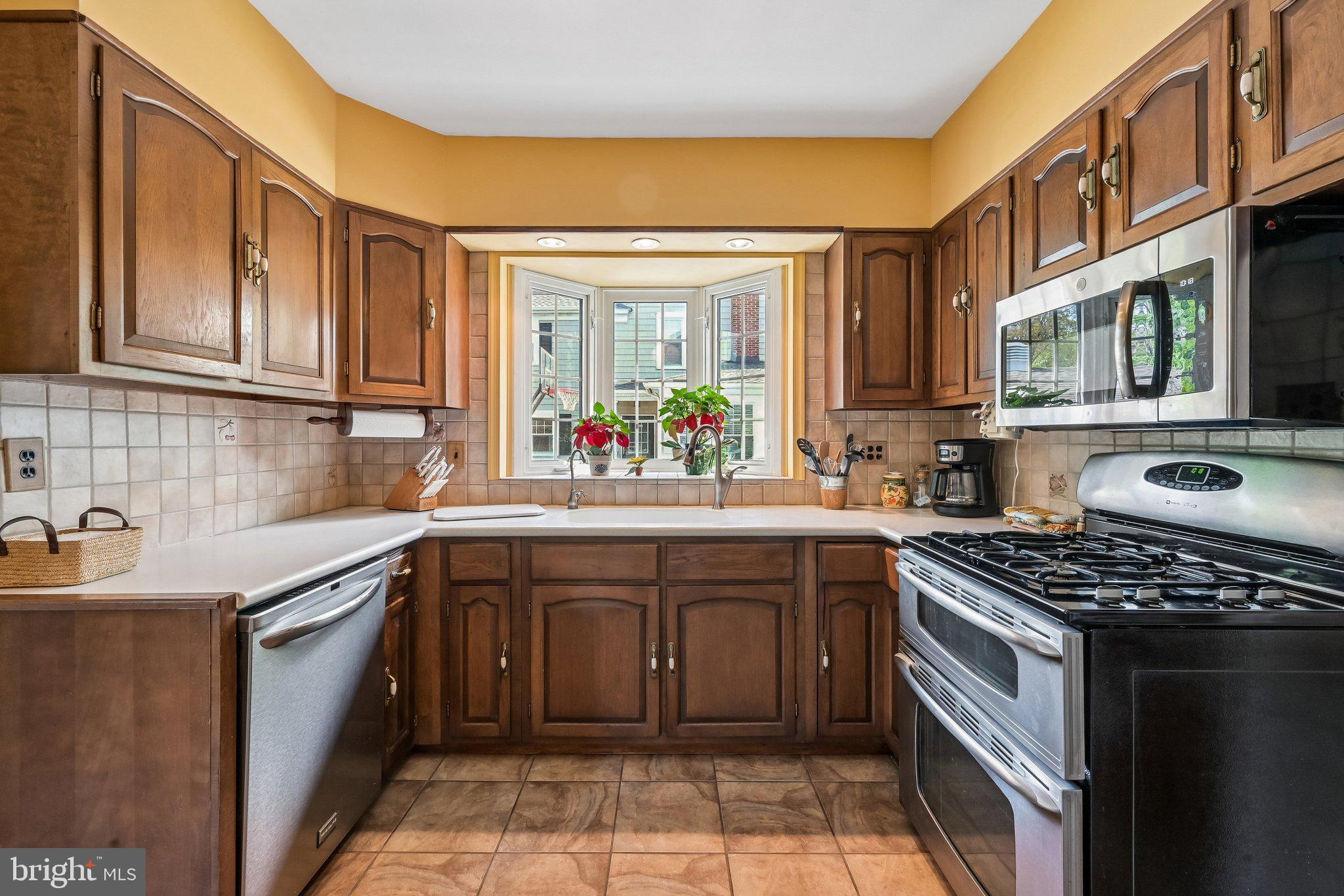 147 Hawthorne Avenue Haddonfield, NJ 08033 - Photo 9 of 25 Charming kitchen with sunny bay window.