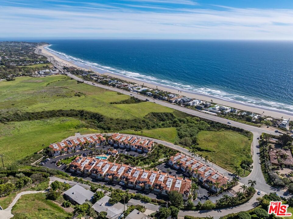 6438 Lunita Road Malibu, CA 90265 - Photo 21 of 34 a view of a ocean from a balcony