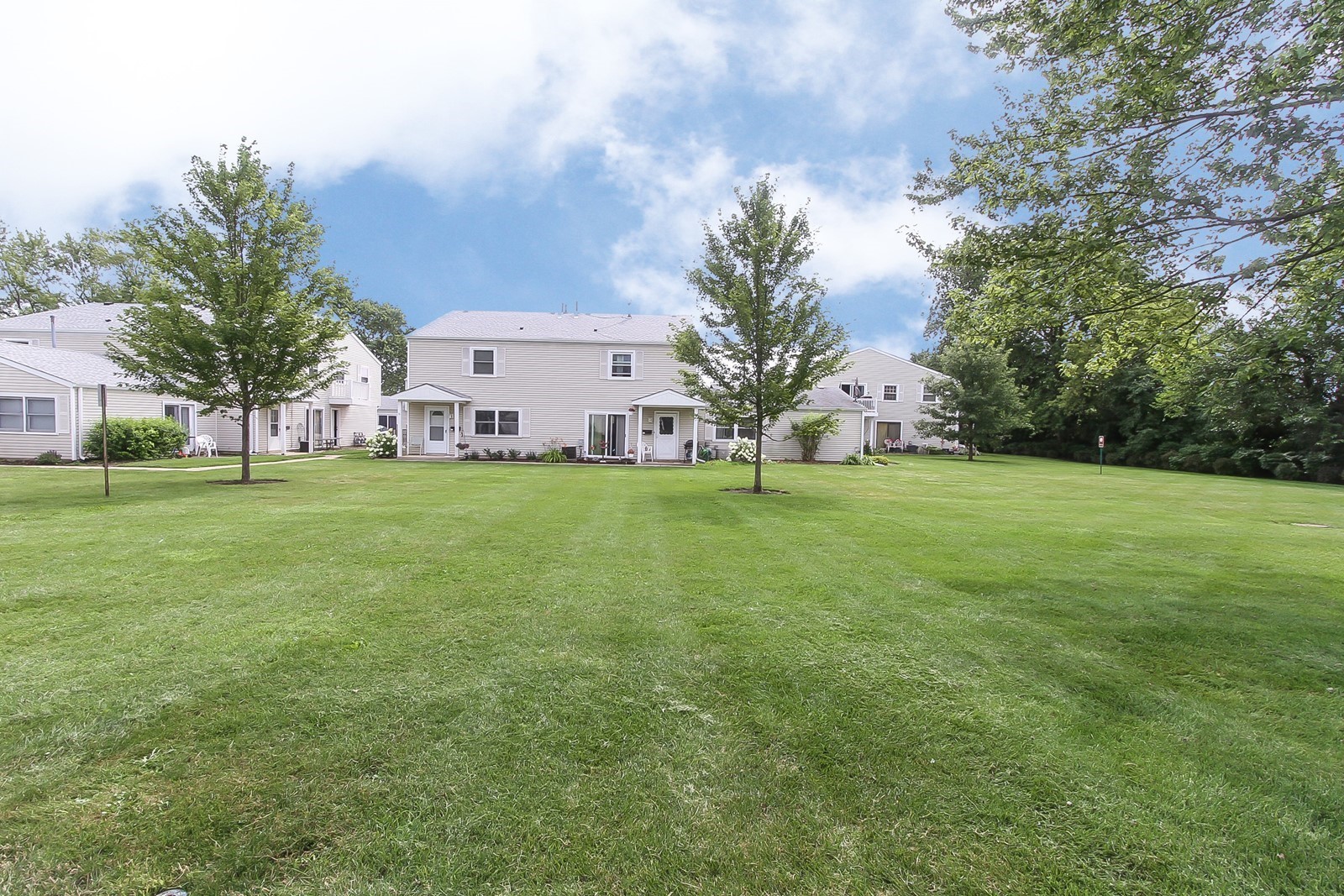 183 Judith Court, Unit B Bartlett, IL 60103 - Photo 2 of 20