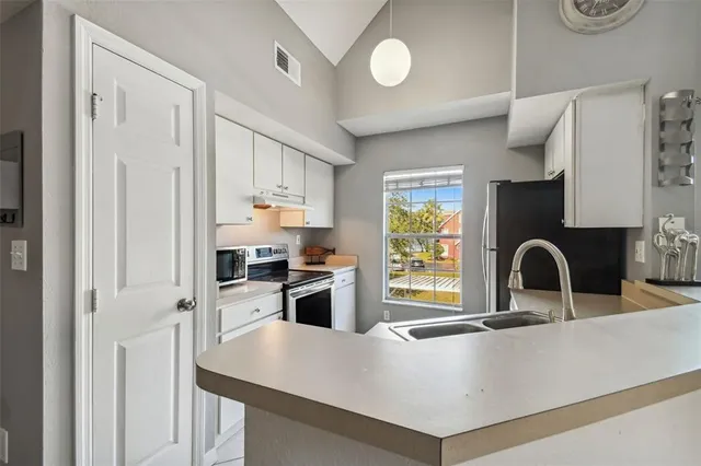 $2,065 | 10462 White Lake Court, Tampa, FL 33626