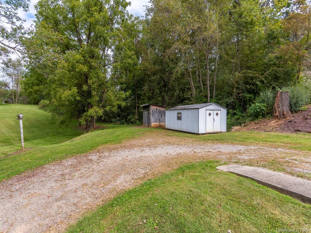 793 Morning Star Road Canton, NC 28716 - Photo 23 of 24 a backyard of a house with a yard and large tree