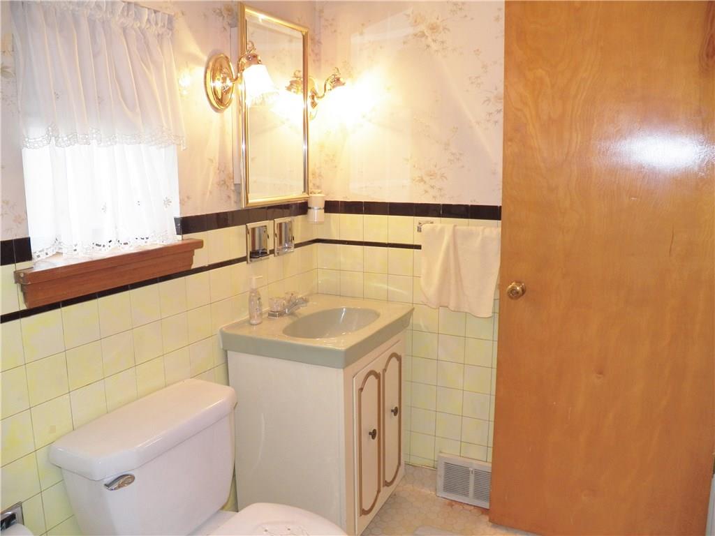 338 Coraopolis Road Coraopolis, PA 15108 - Photo 13 of 25 Full Bathroom