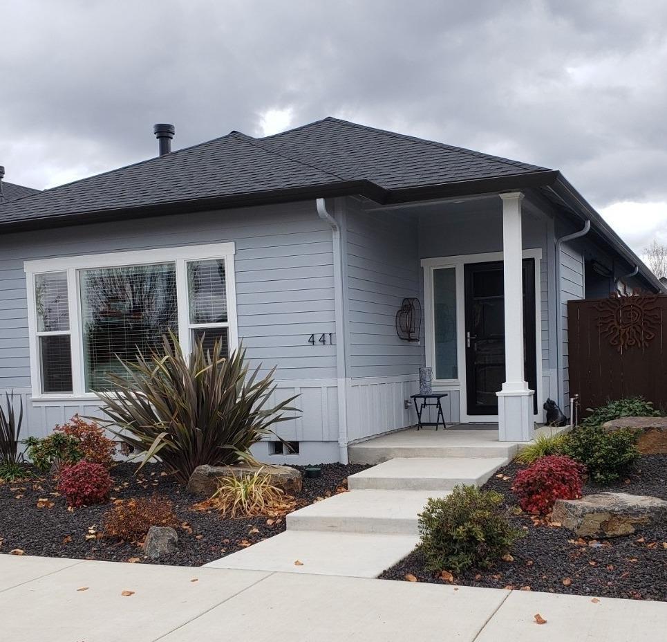 441 South Haskell Street Central Point, OR 97502 - Photo 1 of 19 Primary Photo