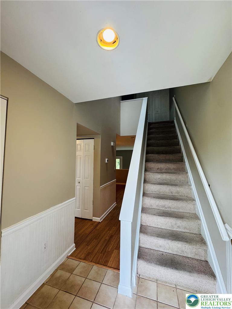 102 Quaker Drive Bethlehem, PA 18020 - Photo 3 of 29