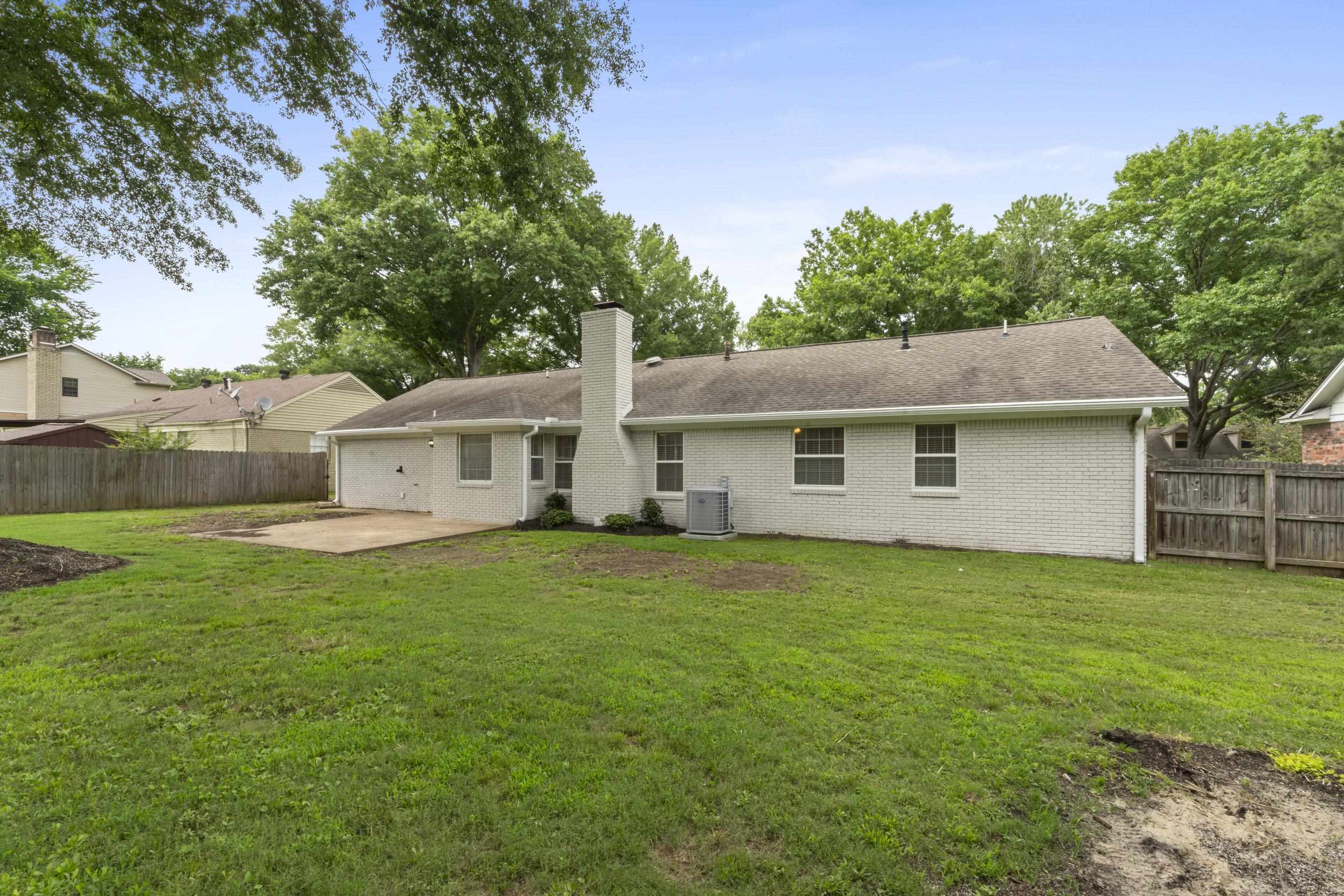 499 Duscoe Street Collierville, TN 38017 - Photo 32 of 38 a front view of a house with a garden