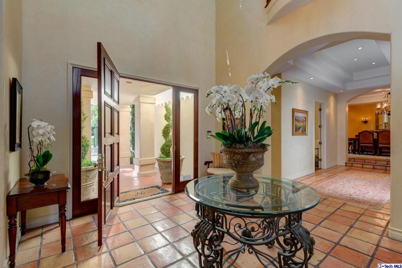 Undisclosed Address Pasadena, CA 91103 - Photo 11 of 80 a view of a dining room with furniture and a potted plant