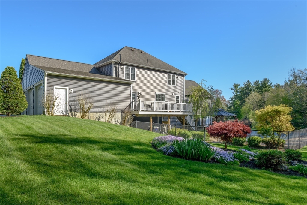 27 Vista Circle Rutland, MA 01543 - Photo 28 of 35 a front view of house with yard and green space