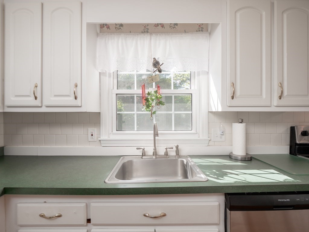 733 Wheeler Road Dracut, MA 01826 - Photo 17 of 42