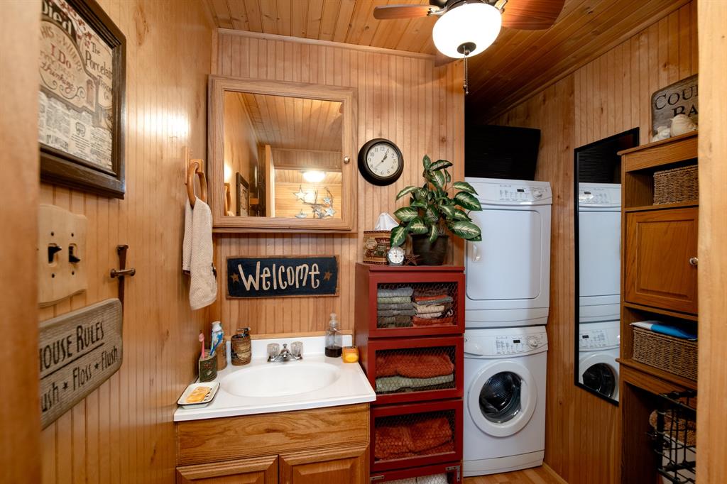 15055 County Road 306 Cisco, TX 76437 - Photo 14 of 40 a bathroom with a sink and a mirror