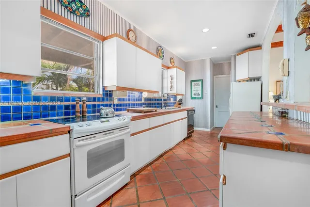 $2,400,000 | 111 Salamanca Avenue, Coral Gables, FL 33134