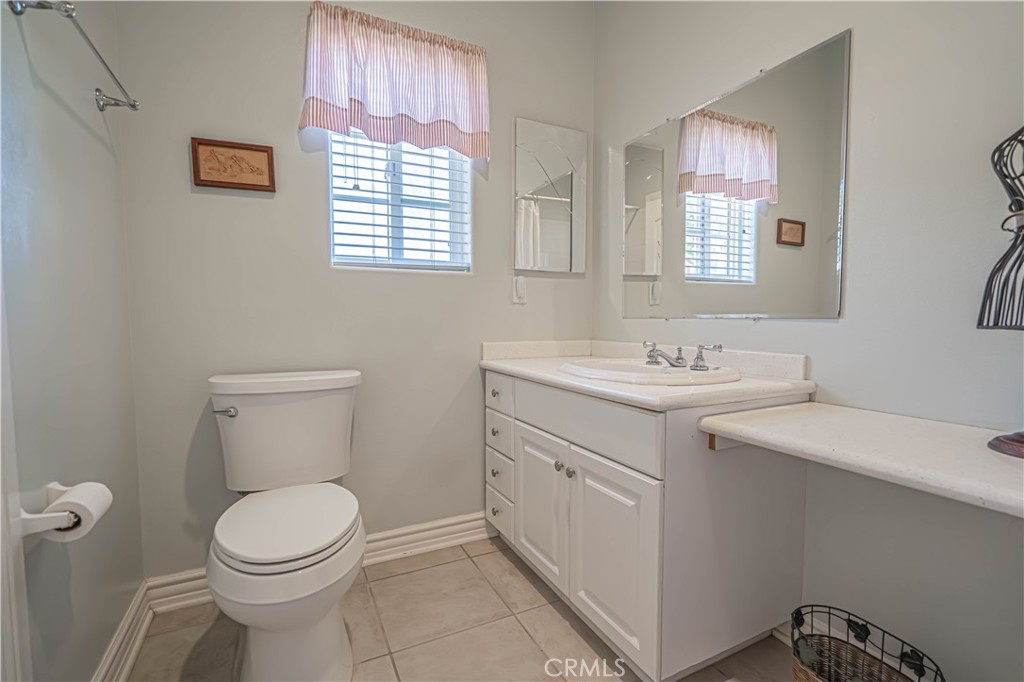 33202 Drill Road Agua Dulce, CA 91390 - Photo 40 of 71 En suite bathroom w/ dressing counter