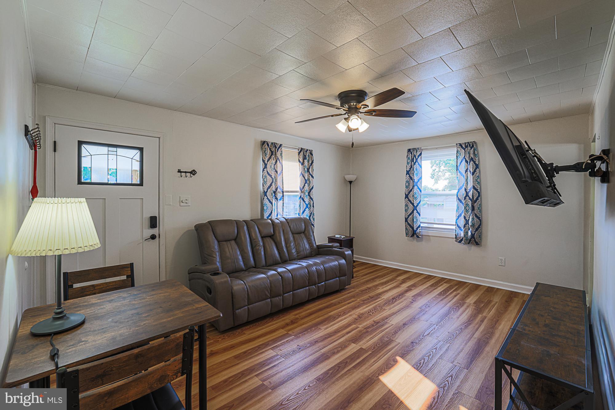 122 Alcock Road Baltimore, MD 21221 - Photo 10 of 27 Living Room