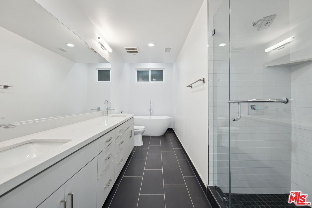 1746 Garfield Place, Unit 102 Los Angeles, CA 90028 - Photo 15 of 32 a spacious bathroom with a bathtub and a sink