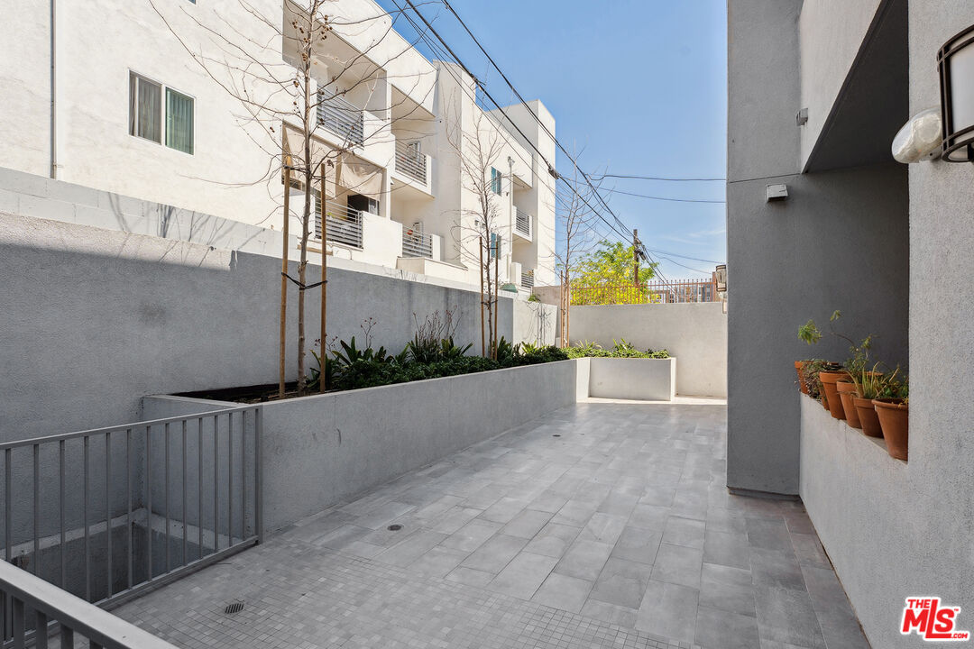 1746 Garfield Place, Unit 102 Los Angeles, CA 90028 - Photo 25 of 32 a view of a balcony