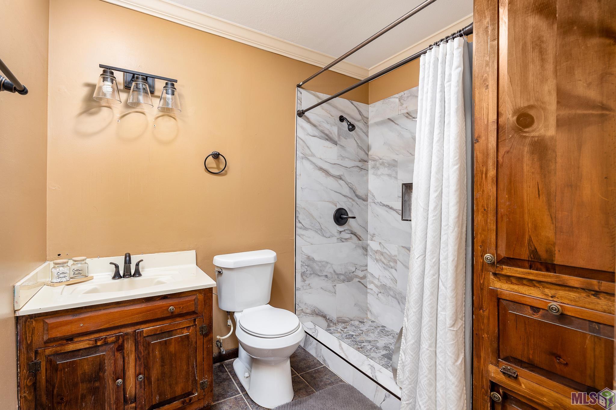 7944 Santa Barbara Drive Baton Rouge, LA 70811 - Photo 11 of 17 Secondary bathroom