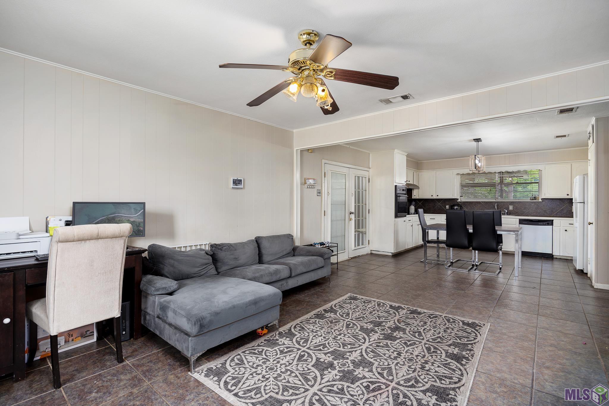 7944 Santa Barbara Drive Baton Rouge, LA 70811 - Photo 4 of 17 Living room
