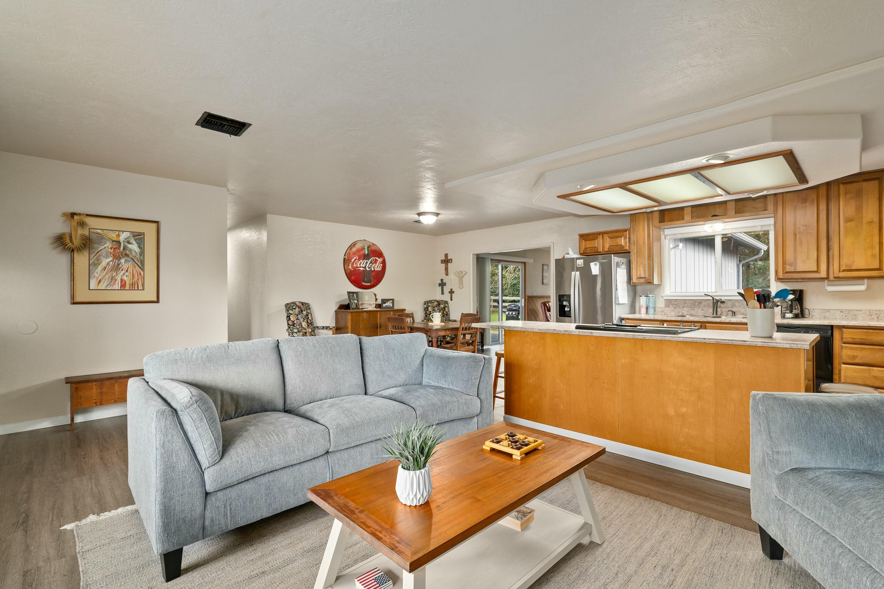 111 Espey Road Grants Pass, OR 97527 - Photo 10 of 48 Family Room