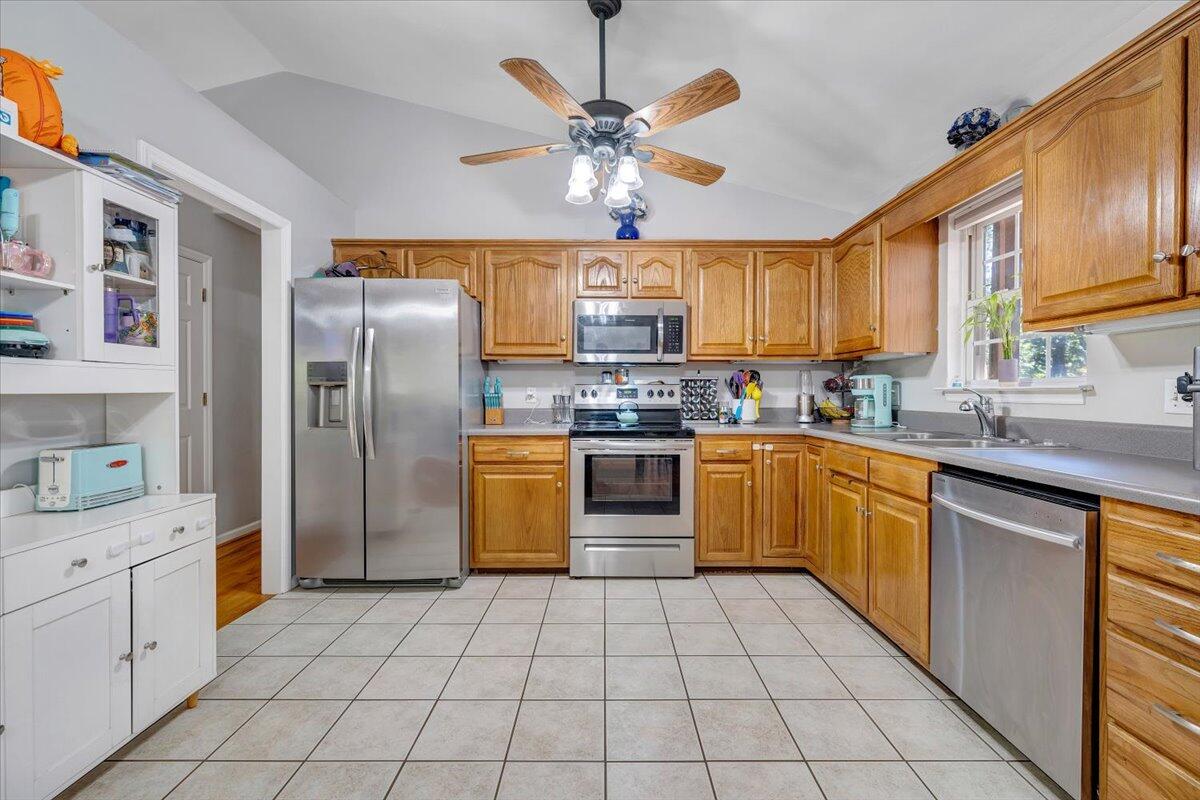 1063 Colony Court Moneta, VA 24121 - Photo 13 of 60 10-MIB01981