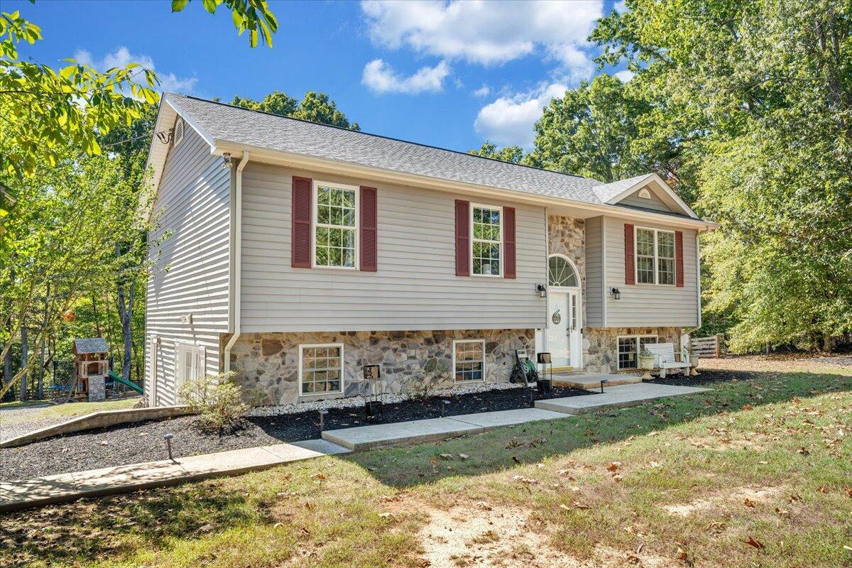1063 Colony Court Moneta, VA 24121 - Photo 2 of 60 60-MIB02104