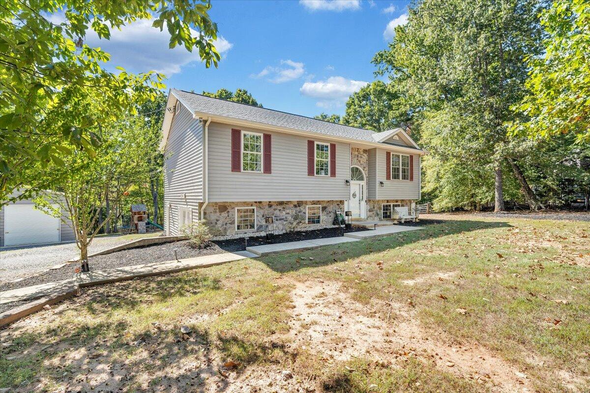 1063 Colony Court Moneta, VA 24121 - Photo 3 of 60 62-MIB02110