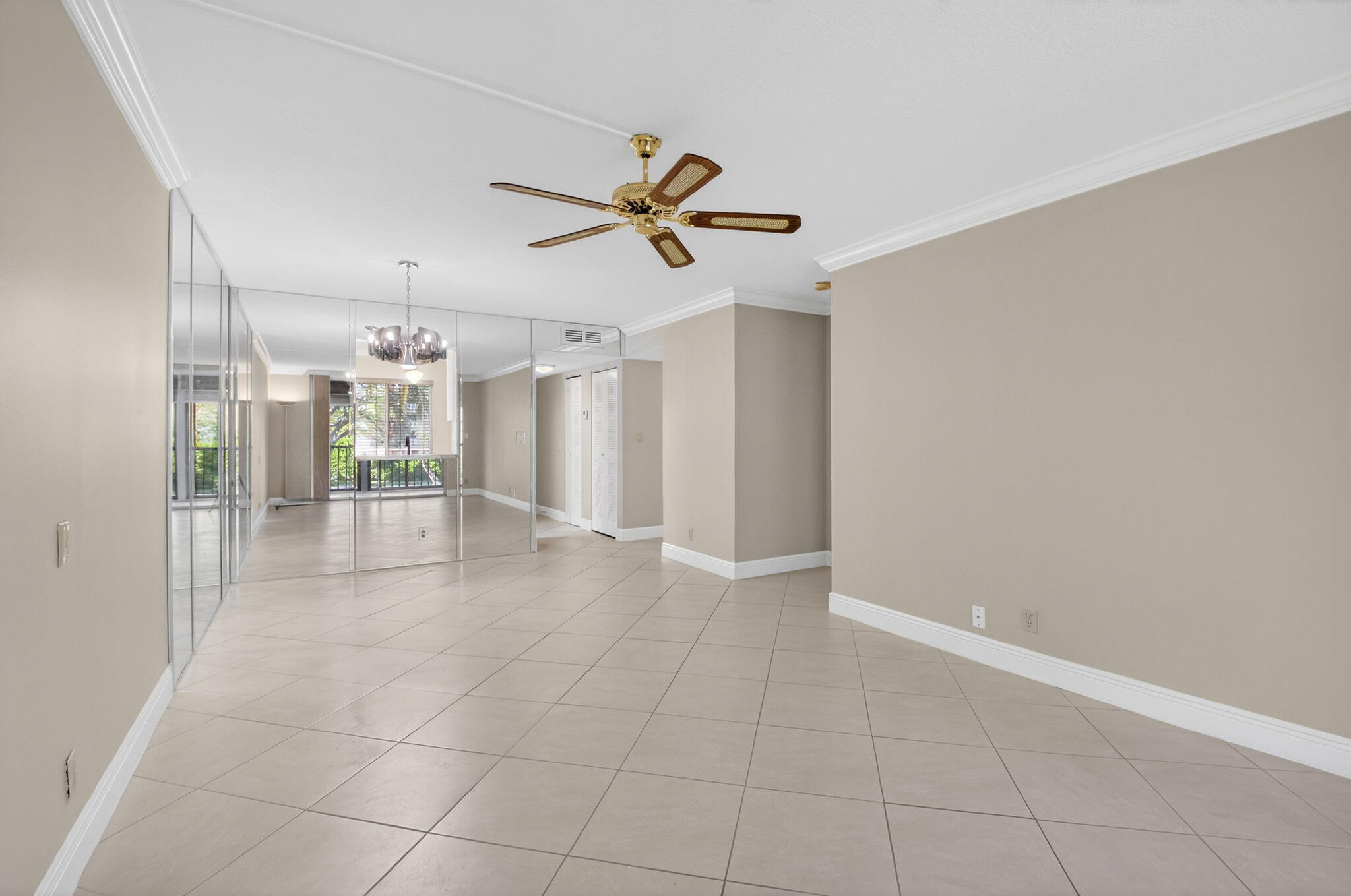 6935 Huntington Lane, Unit 207 Delray Beach, FL 33446 - Photo 18 of 88 LIVING / DINING