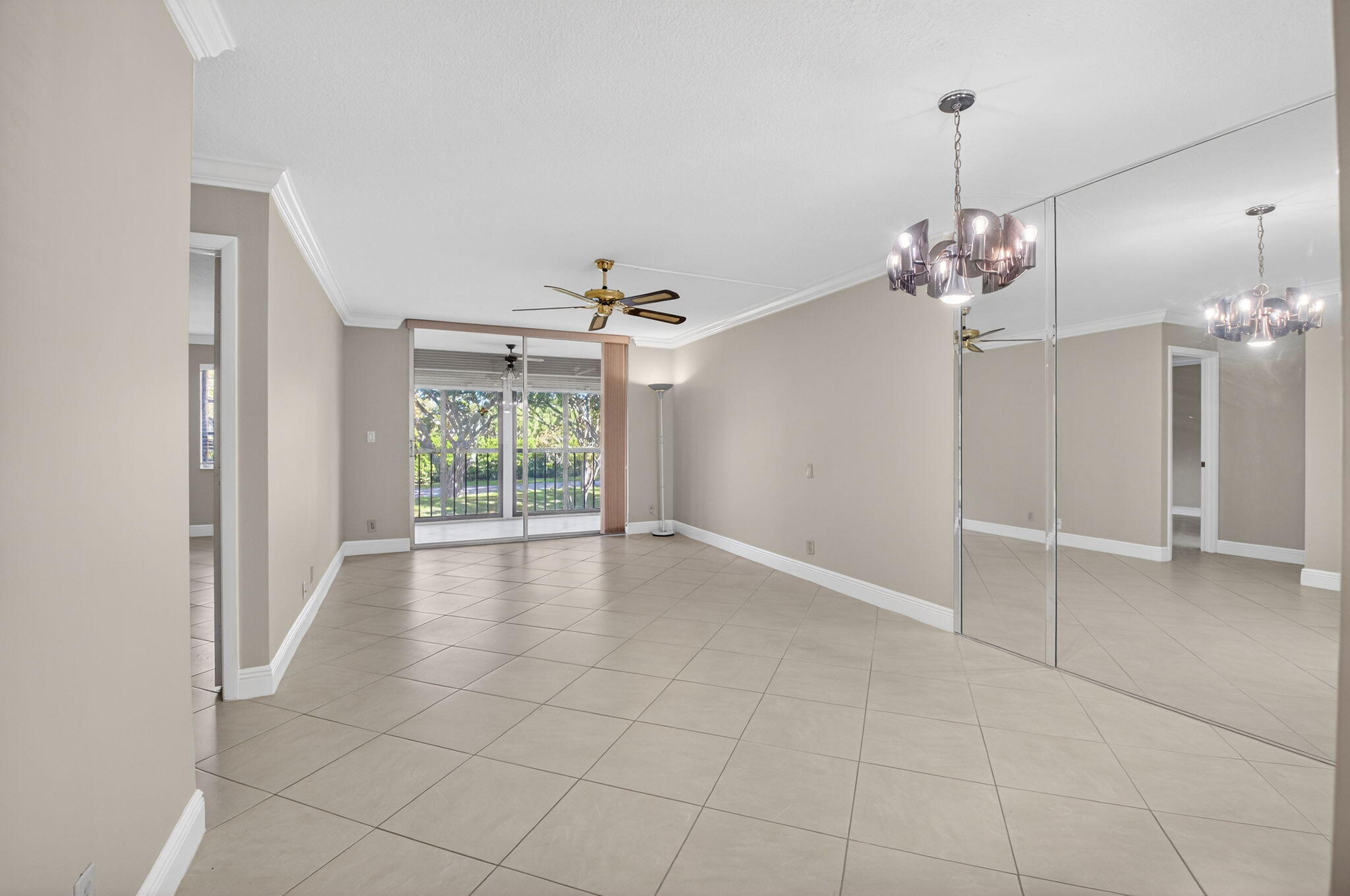 6935 Huntington Lane, Unit 207 Delray Beach, FL 33446 - Photo 9 of 88 DINING / LIVING