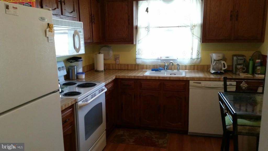14 B Magnolia Road, Unit 16 Manahawkin, NJ 08050 - Photo 7 of 10