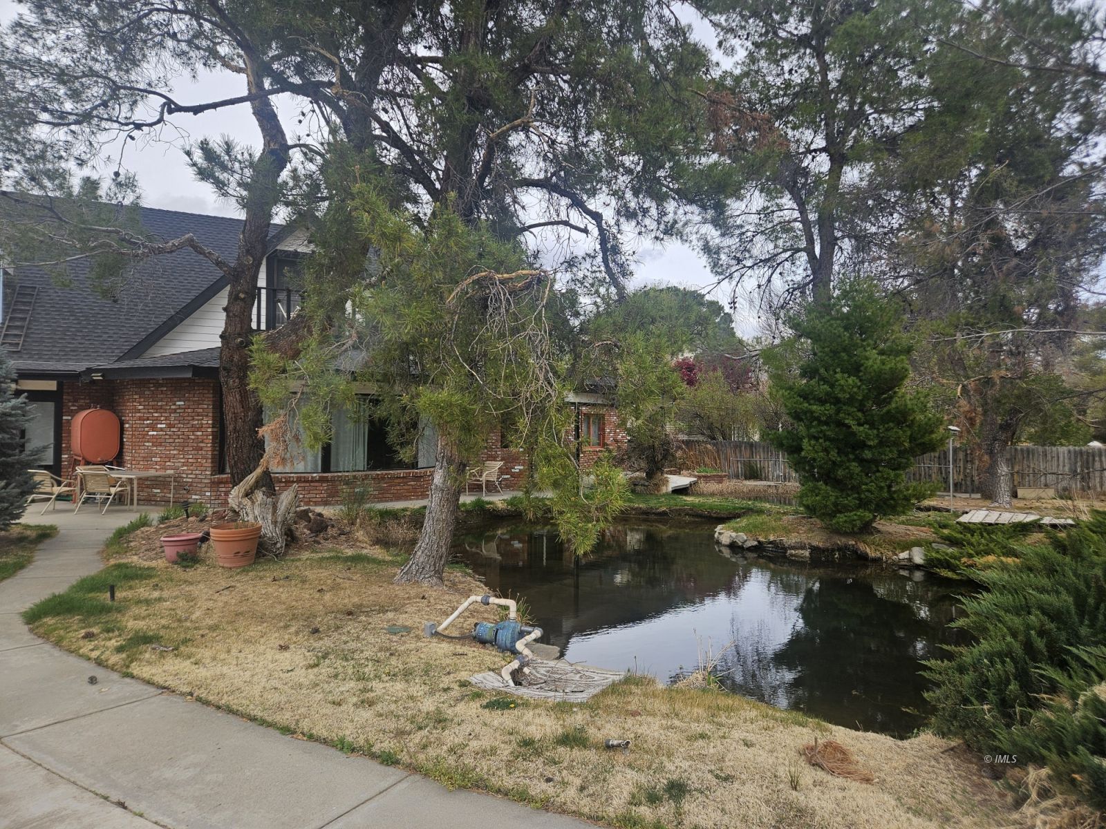 2262 Sunrise Drive Bishop, CA 93514 - Photo 2 of 12 a view of a backyard of the house