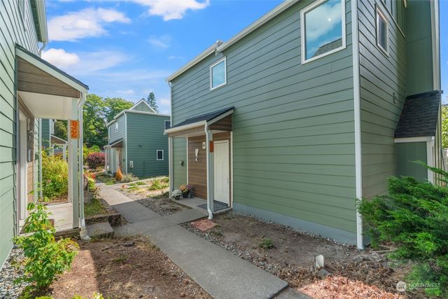 a view of a house with backyard and garden
