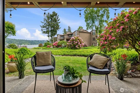 $1,100,000 | 17498 Northeast 40th Place, Unit I1, Redmond, WA 98052