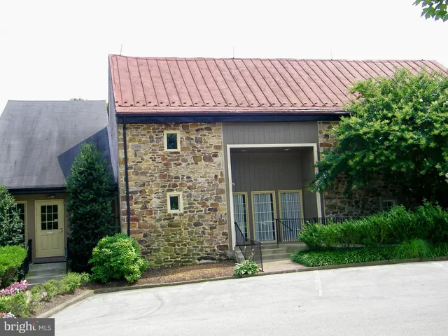 $2,100 | 50 Ramsgate Court, Unit 212 U50, Blue Bell, PA 19422