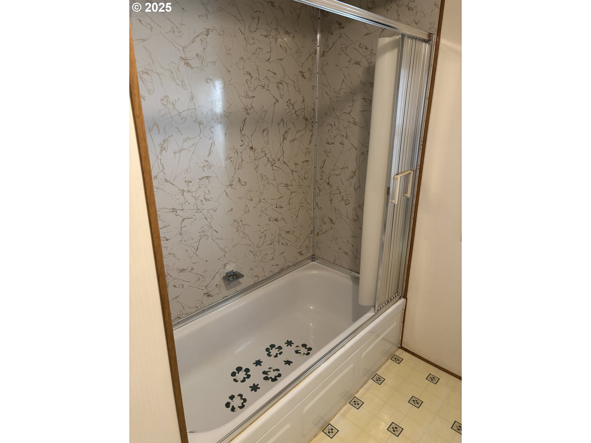 1475 Green Acres Road, Unit 41 Eugene, OR 97408 - Photo 19 of 31 Bathroom