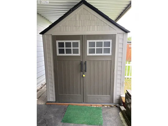 a view of a house with backyard
