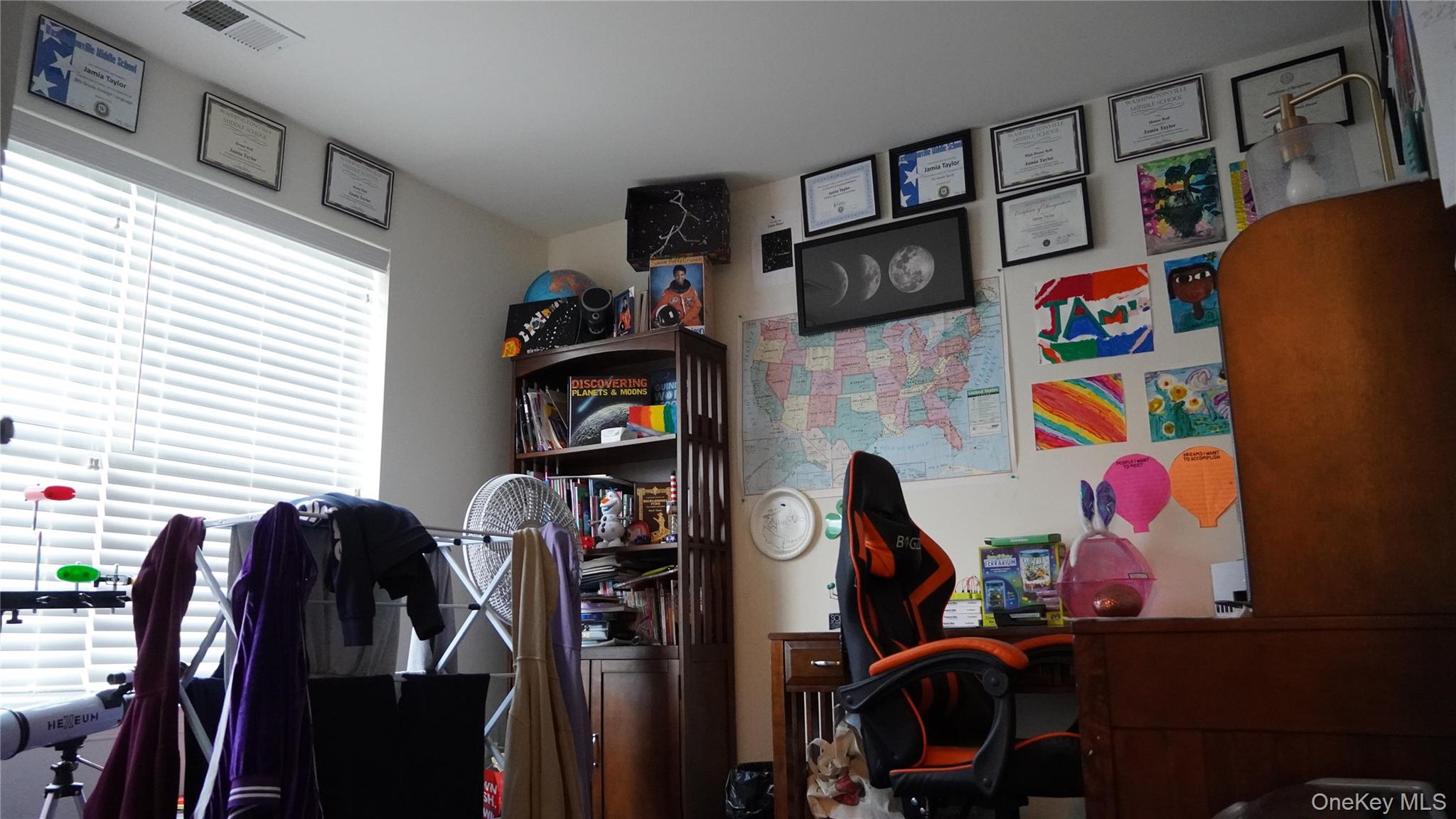 1402 Hawthorn Way New Windsor, NY 12553 - Photo 20 of 25 a view of a livingroom with furniture and workspace