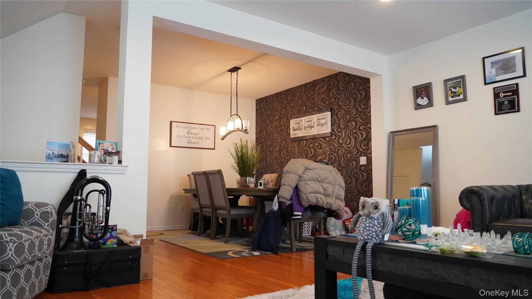 1402 Hawthorn Way New Windsor, NY 12553 - Photo 7 of 25 a living room with furniture