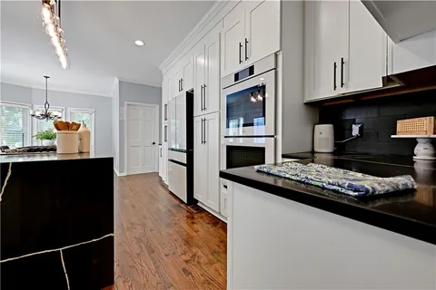 $750,000 | 5005 West 131st Street, Leawood, KS 66209
