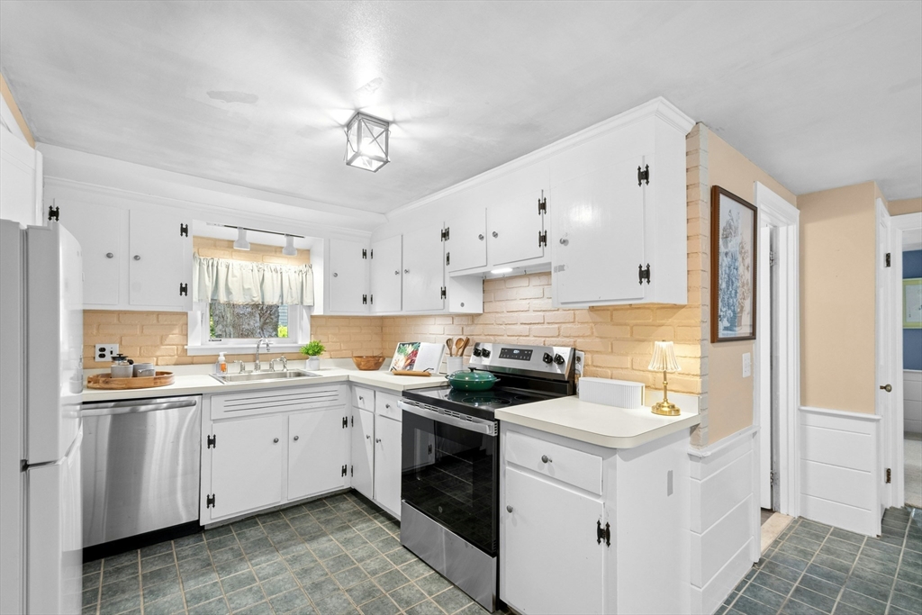 171 Lawson Road Scituate, MA 02066 - Photo 9 of 39