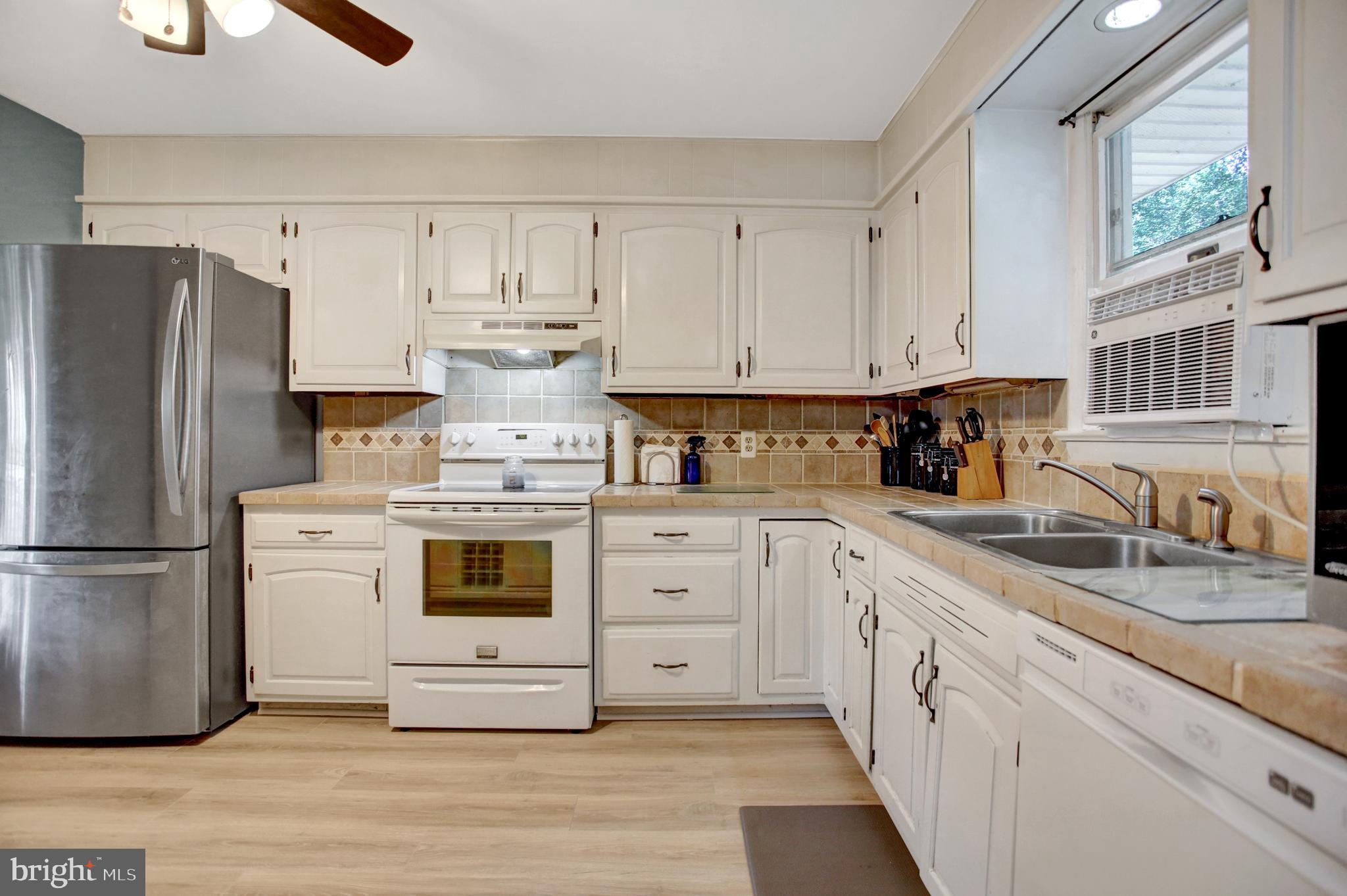 687 Amosite Road Elizabethtown, PA 17022 - Photo 7 of 29 Kitchen - fridge included