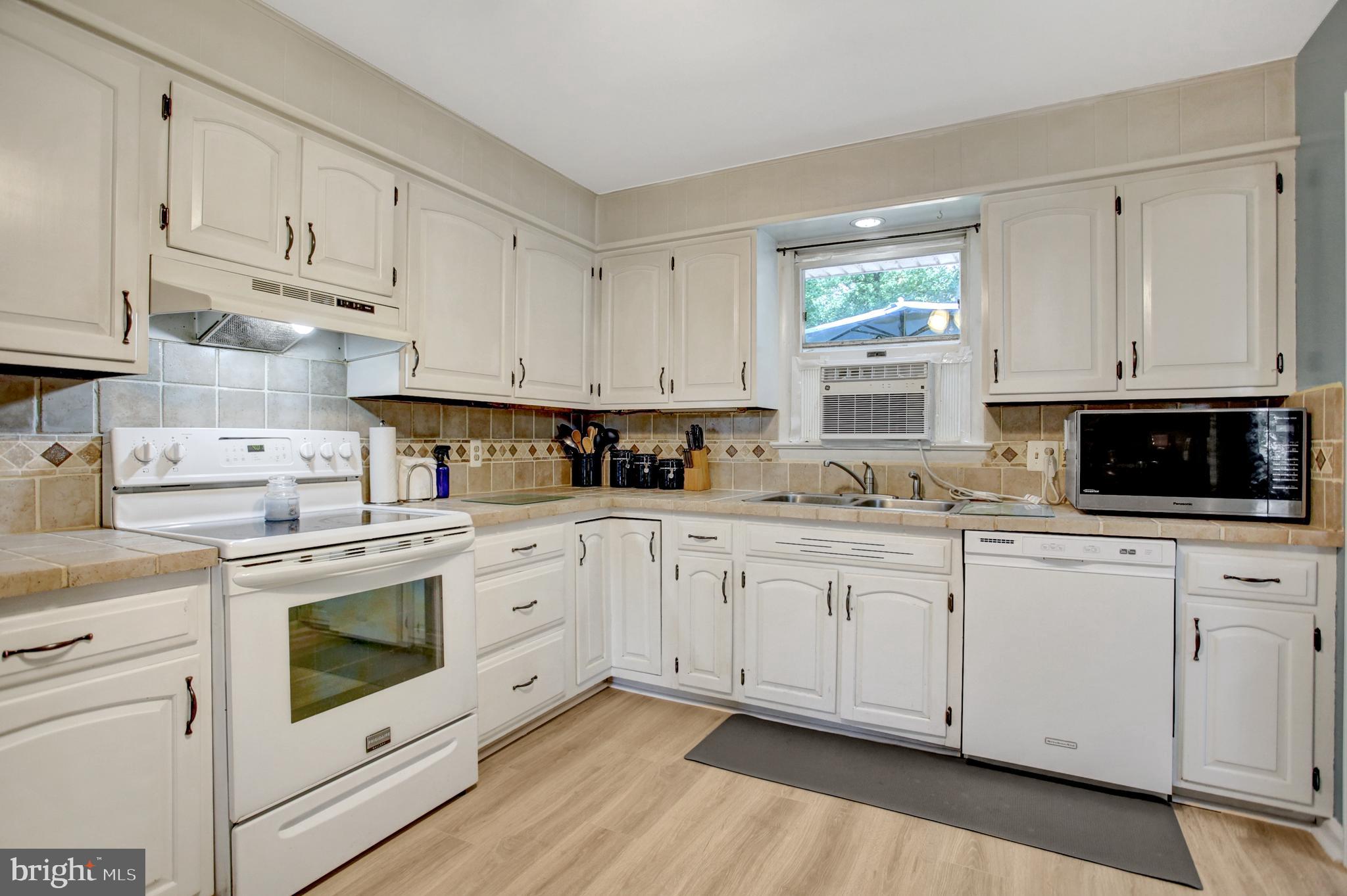687 Amosite Road Elizabethtown, PA 17022 - Photo 8 of 29 Kitchen - view 2