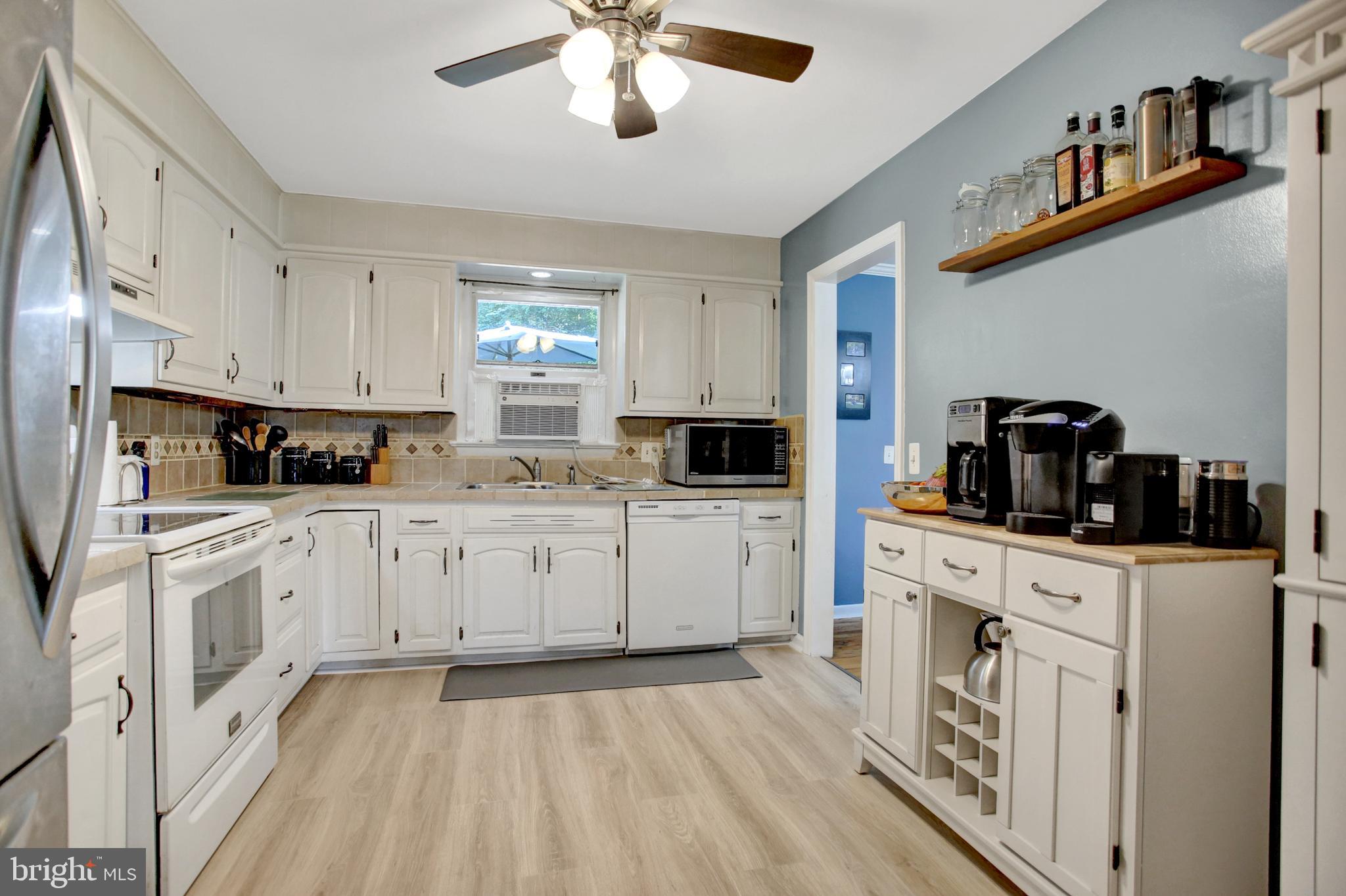687 Amosite Road Elizabethtown, PA 17022 - Photo 9 of 29 Kitchen - view 3 - laminate flooring