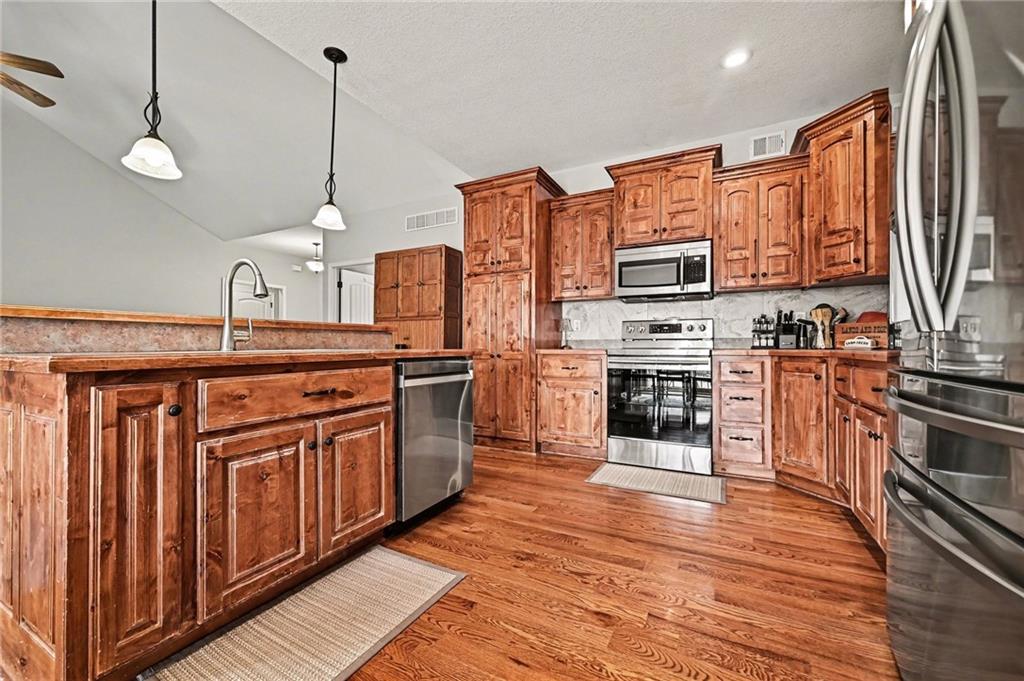 16019 Cedar Street Basehor, KS 66007 - Photo 7 of 33